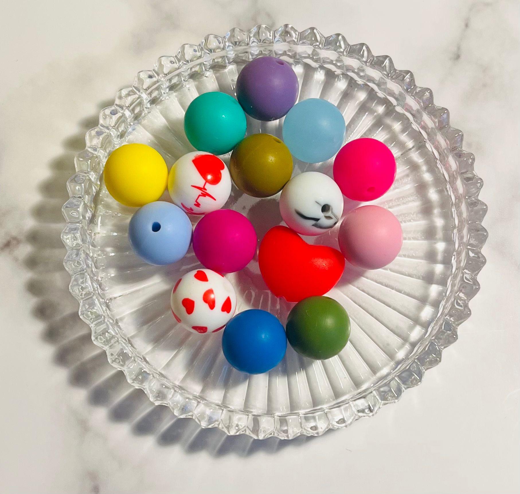 Diverse fargede silikonperler