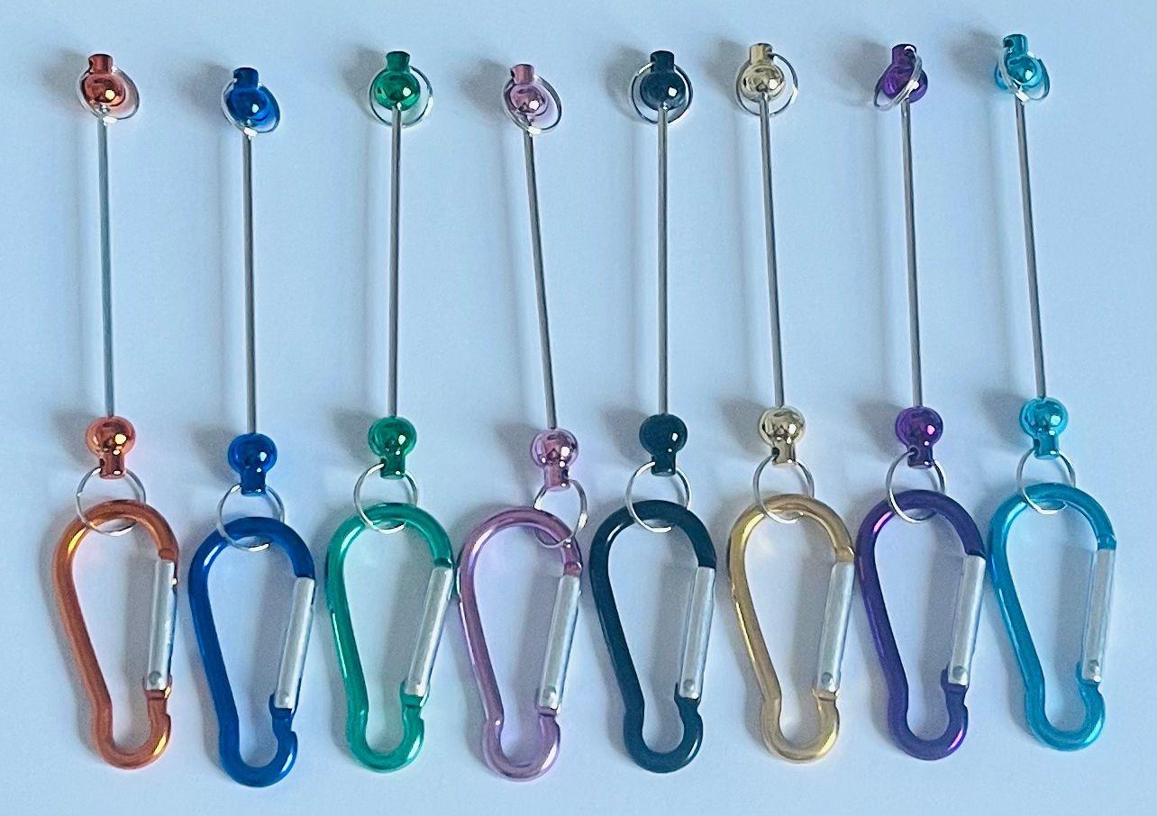 Fargede nøkkelringer til perler